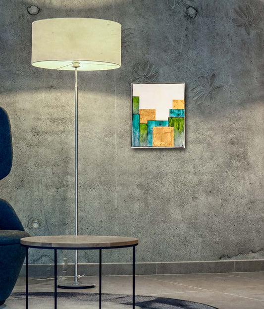 abstrakte ansicht einer Stadt, hochformat, Acrylgemälde, an grauer Wand hängend, Stehlampe