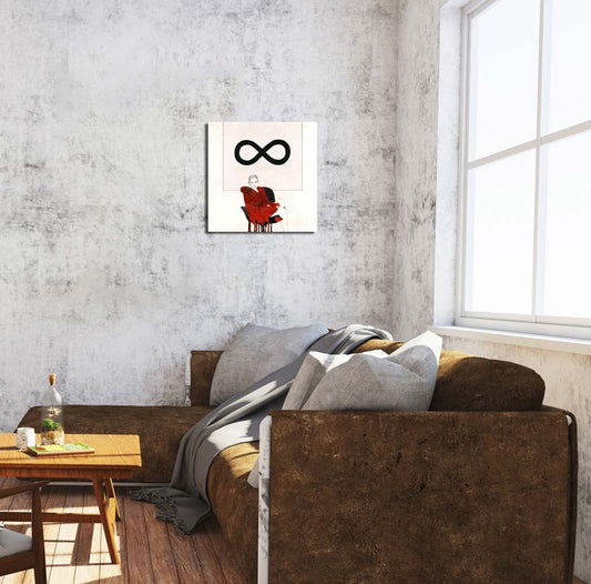 Zeichnung einer Frau in einem Sessel vor dem Bild einer gekippten 8, an heller Wand hängend mit braunem Sofa