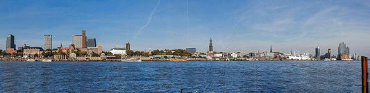Die Hamburger Skyline vom Südufer der Elbe gesehen, Panoramafoto