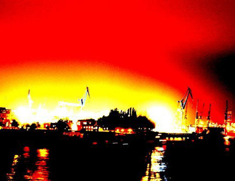 abstrahiertes Foto des hamburger Hafens, großer roter Himmel, schwarze silhouette, detailaufnahme