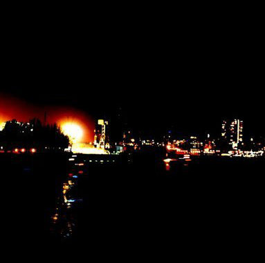 Der Hamburger Hafen bei Nacht, Foto mit Lampen und Silhouetten  von Schiffen, Details der Lampen