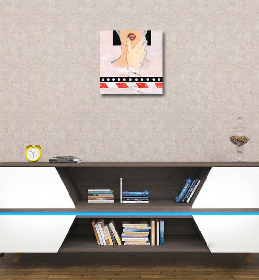 Bild der Frau mit Hand im Gesicht an einer Wand mit Bücherregal