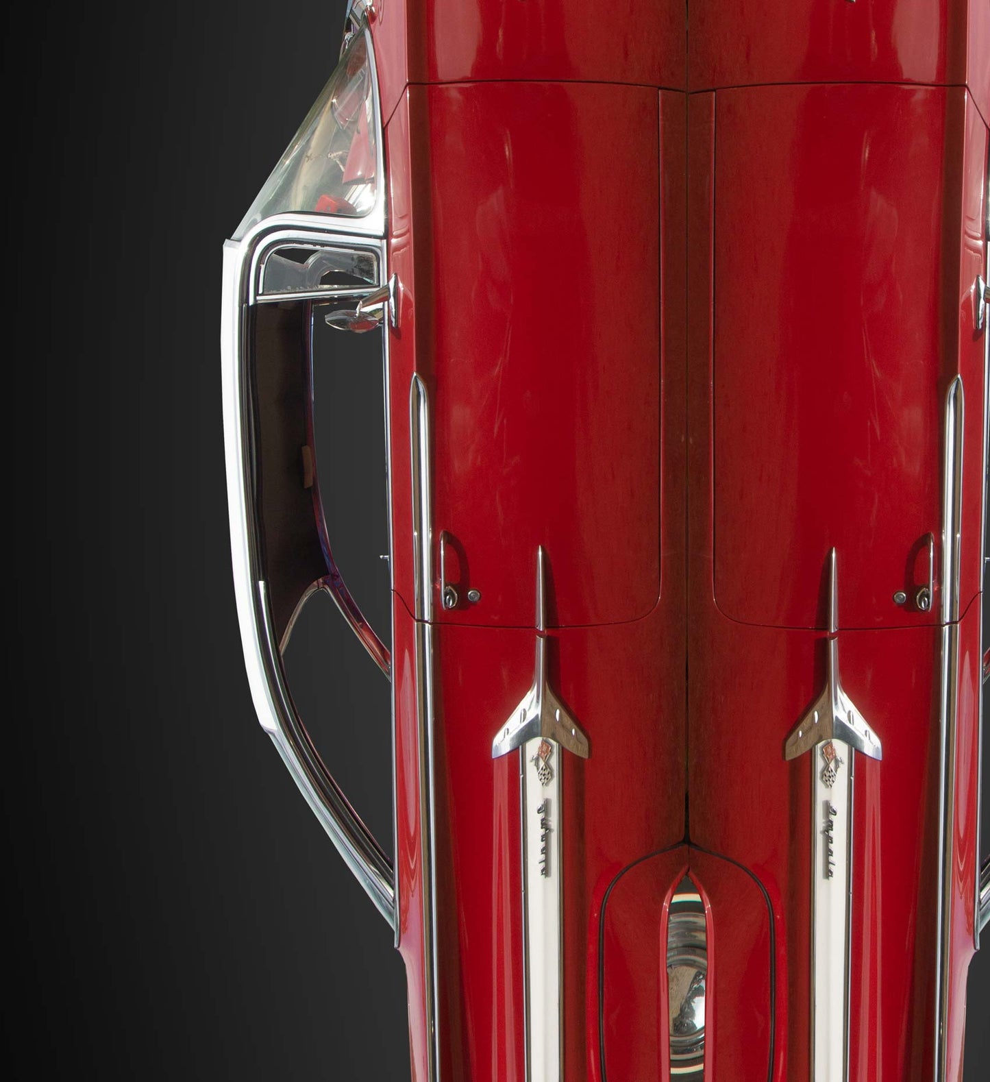 Chevrolet Impala, Farbe rot, gespiegelt und wieder zusammengesetzt vor schwarzem Hintergrund, Format quadratisch, Detailansicht