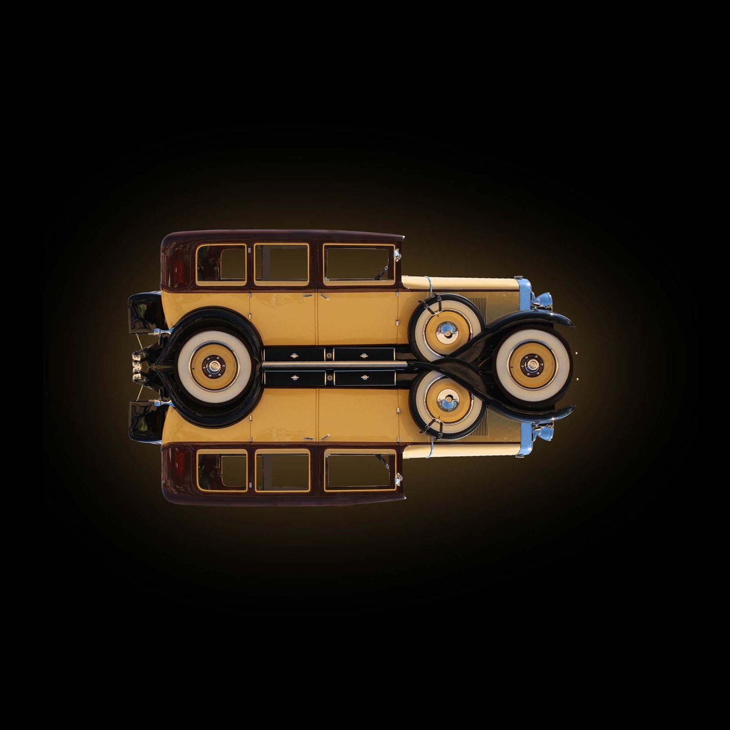 Ein gelber Oldtimer, gespiegelt, vor dunklem Hintergrund, nach rechts gedreht