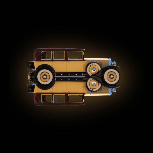 Ein gelber Oldtimer, gespiegelt, vor dunklem Hintergrund, nach rechts gedreht