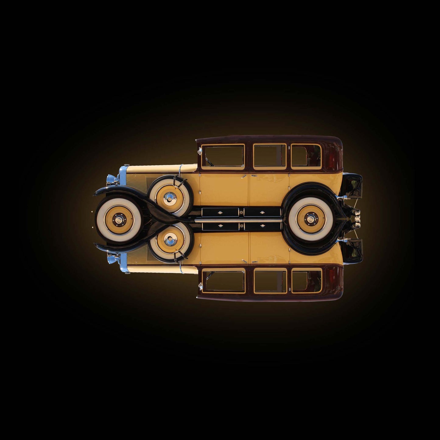 Ein gelber Oldtimer, gespiegelt, vor dunklem Hintergrund, nach links gedreht