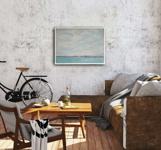 Hafenbild, segelschiffe und Häuser am Horizont, viel Himmel und Wasser, an Wand hängend mit Sofa