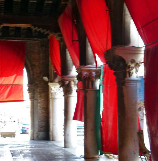 Ein Torgang in Venedig, Säulen und rote Tücher im Sonnenschein, Details der roten Tücher