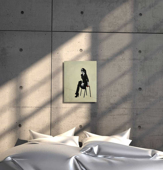 Frau in schwarz sitzt auf einem Stuhl mit verbundenen Augen, an grauer Wand in einem Schlafzimmer hängend