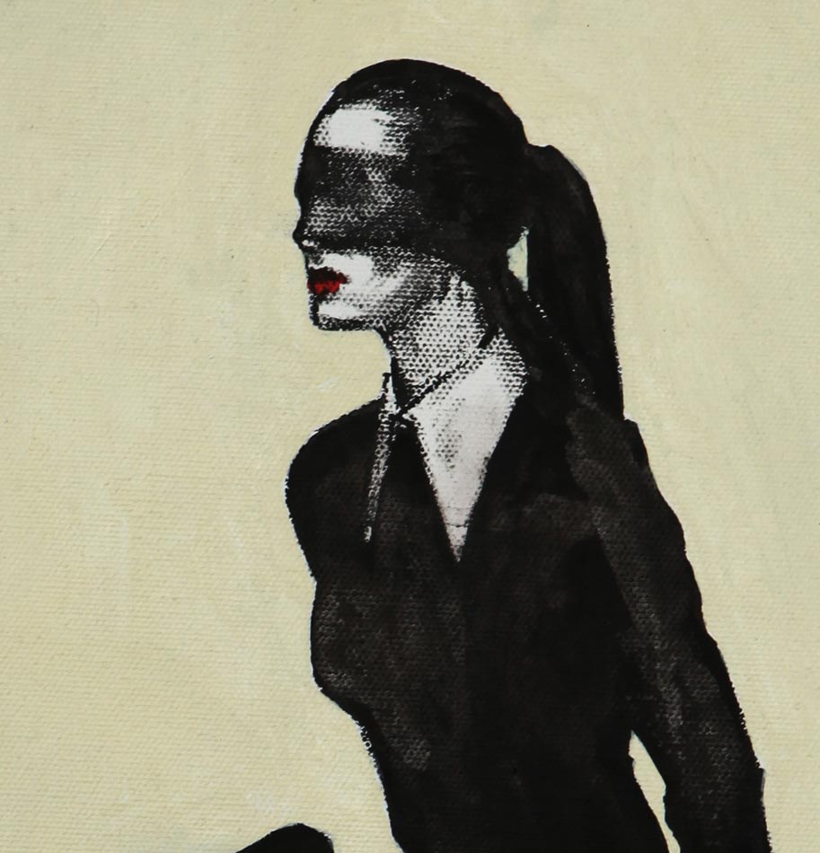 Frau in schwarz sitzt auf einem Stuhl mit verbundenen Augen, Details der Frau