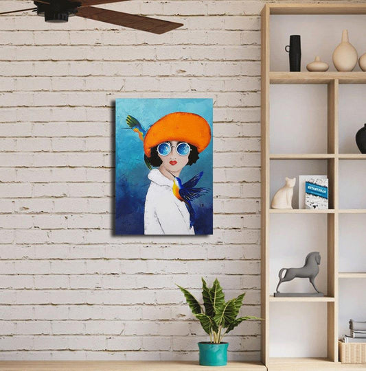Gemälde Frau mit orangefarbenem Hut und kleinem Vogel, an Wand im Wohnraum hängend