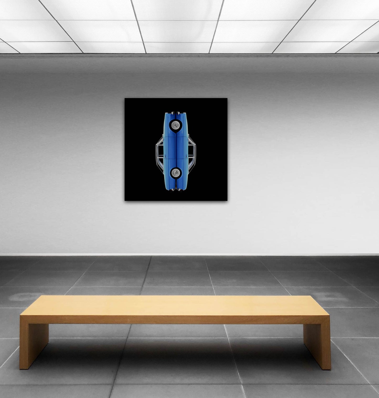 blauer Ford Taunus,gespiegelt und neu zusammengesetzt, Format quadratisch vor schwarzem Hintergrund, im Museum hängend