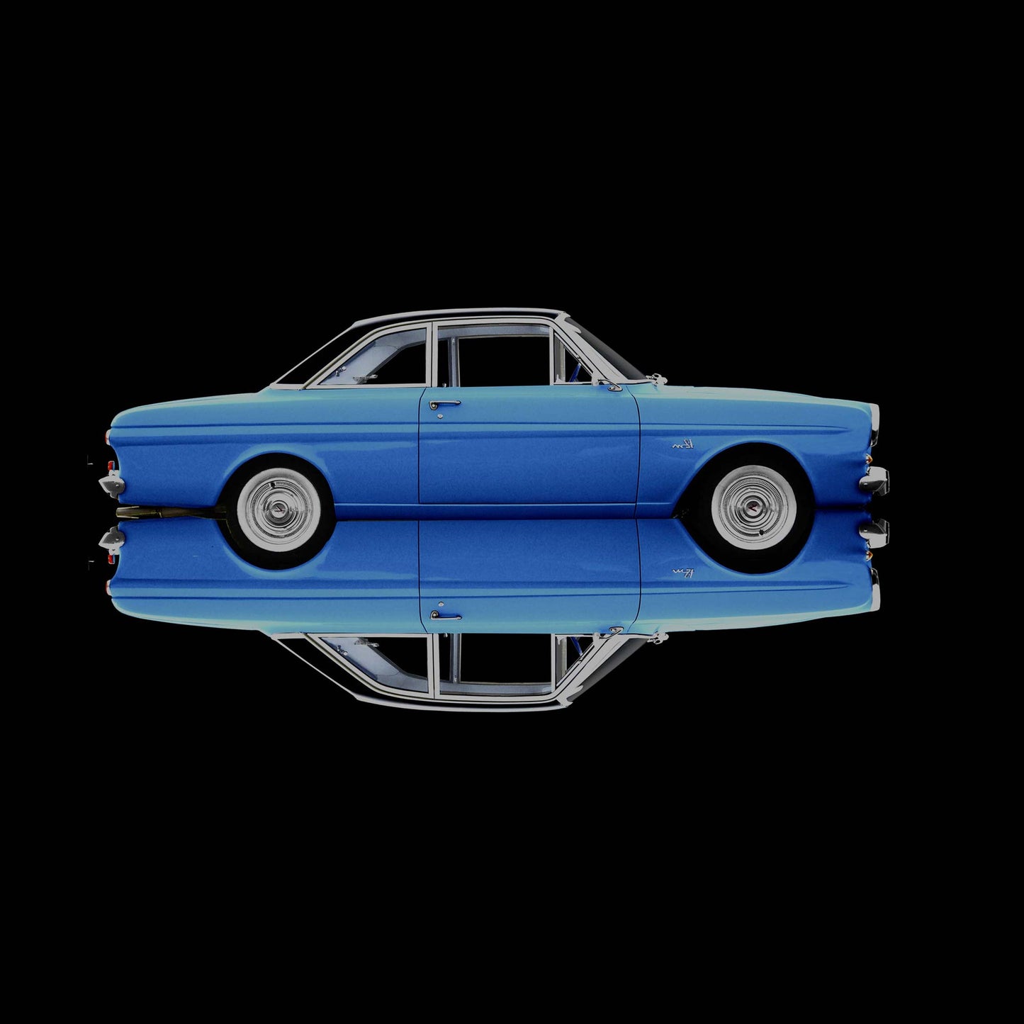 blauer Ford Taunus,gespiegelt und neu zusammengesetzt, Format quadratisch vor schwarzem Hintergrund