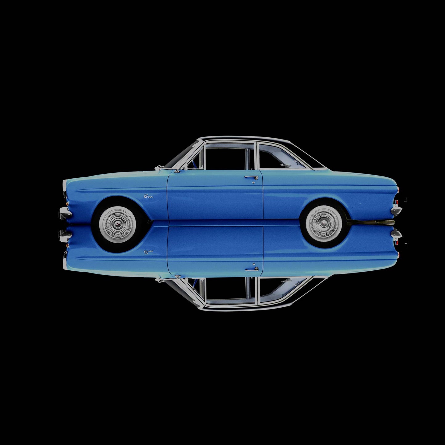 blauer Ford Taunus,gespiegelt und neu zusammengesetzt, Format quadratisch vor schwarzem Hintergrund, nach links zeigend