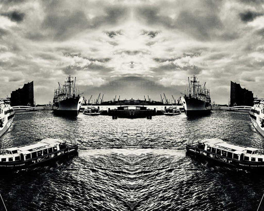 der Hamburger Hafen gespiegelt mit Schiffen und ELbe, schwarz weiß