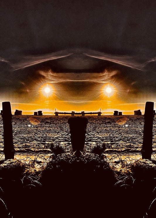 Die Fotomontage mit der Anmutung eines Ufos, 2 Sonnen am Strand