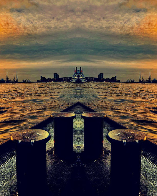 Fotos von 2 gespiegelten Pollen und einem Schiff auf der Elbe, Hochformat, Farbe braun und orange