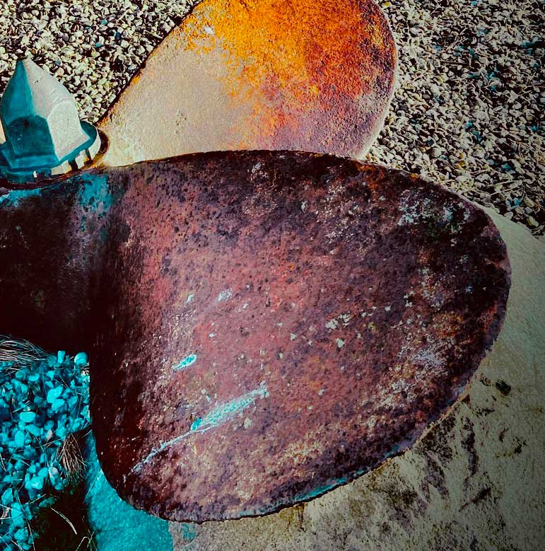 gespiegeltes foto einer schiffsschraube, abstrahiert, querformat, detail der Schiffsschraube