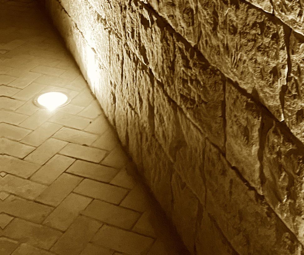 Schmaler Zugang - Architektur Fotografie - Kunstdruck auf Leinwand, details