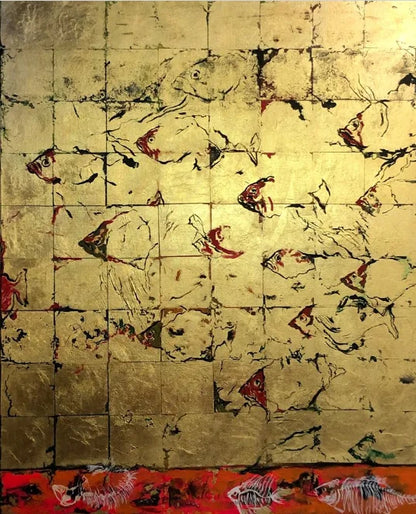 Ein goldfarbenes Gemälde im Hochformat mit quadratischen Feldern aus Blattgold und Schlagmetall, Fische sind auf der Fläche zu sehen, unten ist ein rotes Feld zu sehen. 