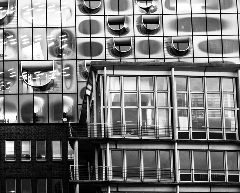 Schwarz-weiß Foto der Elbphilharmonie, Detaiausschnnitt, Ausschnitt des unteren Fotos