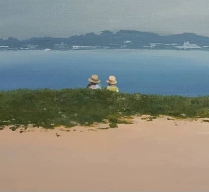 Detailaufnahme Zwei Damen am Strand – Figuren am Wasser, Strandatmosphäre in warmen Sandtönen und Meeresblau, Britta Kröger | Kunst-Direkt.de
