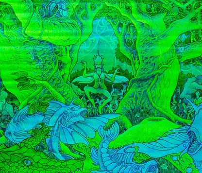 „Fish Dances“ von Felix Stoever ist ein fluoreszierendes Fantasiepaar aus Natur und Mythos. Unter UV-Licht entfaltet sich ein dichtes, leuchtendes Geflecht aus Fischwesen, Waldbewohnern und surrealen Formen, querformat, Farben Grün und Blau, Detail eines tanzenden Gnoms im Zentrum des Bildes 