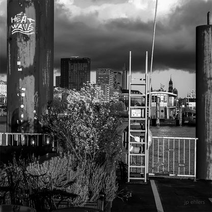 schwarz weiß Foto einer alternative Ansicht von Hamburg mit Michel aus ungewöhnlicher Perspektive an den Landungsbrücken, Detailansicht