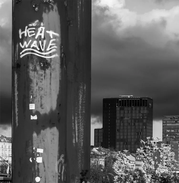 schwarz weiß Foto einer alternative Ansicht von Hamburg mit Michel aus ungewöhnlicher Perspektive an den Landungsbrücken, detailansicht mit Pfahl