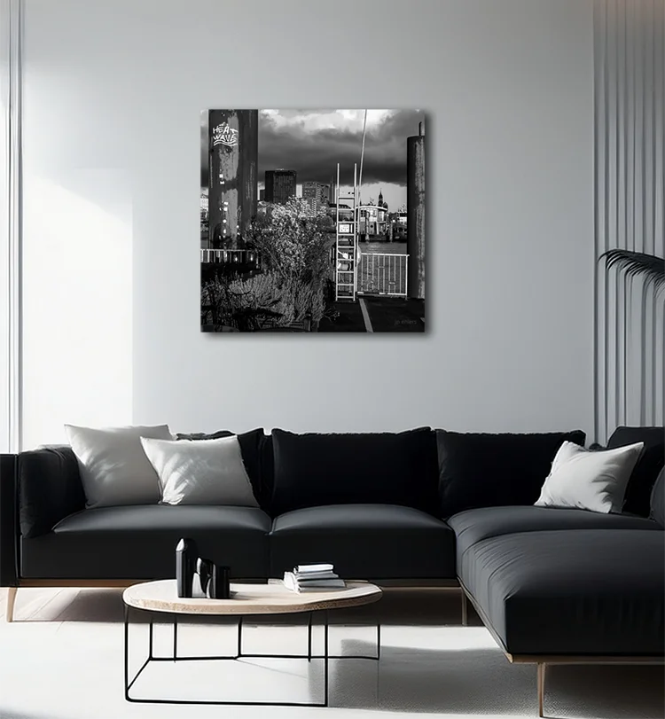 schwarz weiß Foto einer alternative Ansicht von Hamburg mit Michel aus ungewöhnlicher Perspektive an den Landungsbrücken, an heller wand hängend mit dunklem  Sofa