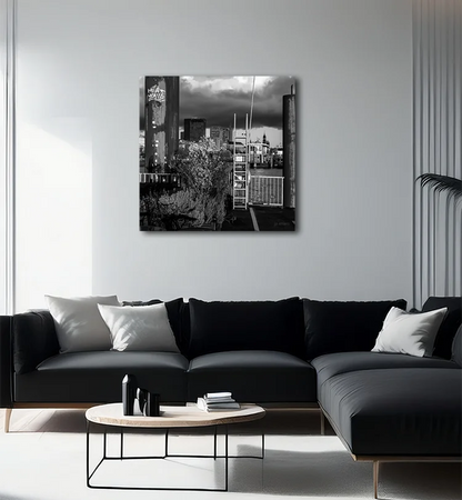 schwarz weiß Foto einer alternative Ansicht von Hamburg mit Michel aus ungewöhnlicher Perspektive an den Landungsbrücken, an heller wand hängend mit dunklem  Sofa