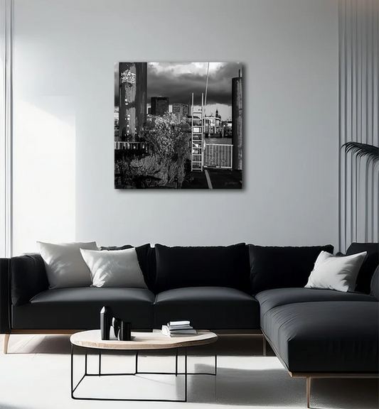 schwarz weiß Foto einer alternative Ansicht von Hamburg mit Michel aus ungewöhnlicher Perspektive an den Landungsbrücken, an heller wand hängend mit dunklem  Sofa