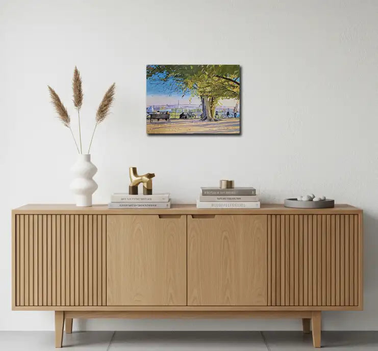 ein großer grüner Baum, Blick auf den Hamburger Hafen mit Köhlbrandbrücke, an heller Wand  mit Sideboard