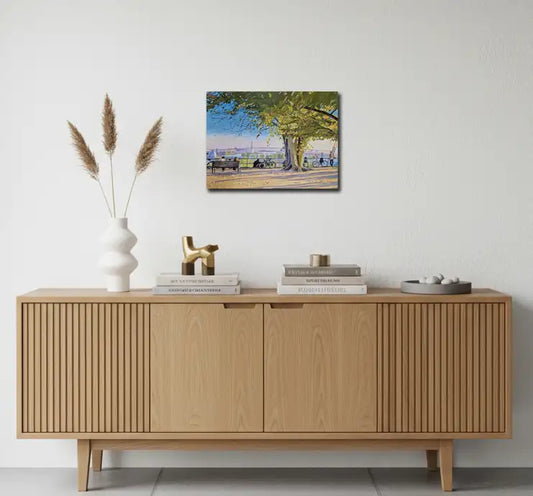 ein großer grüner Baum, Blick auf den Hamburger Hafen mit Köhlbrandbrücke, an heller Wand  mit Sideboard