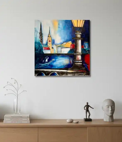 Großformatiges Hamburg Gemälde der Außenalster bei Nacht von Künstlerin Dea: Historische Laterne im Vordergrund, Skyline mit Kirchtürmen in Blau & Gold, 100x100 cm. An wand hängend