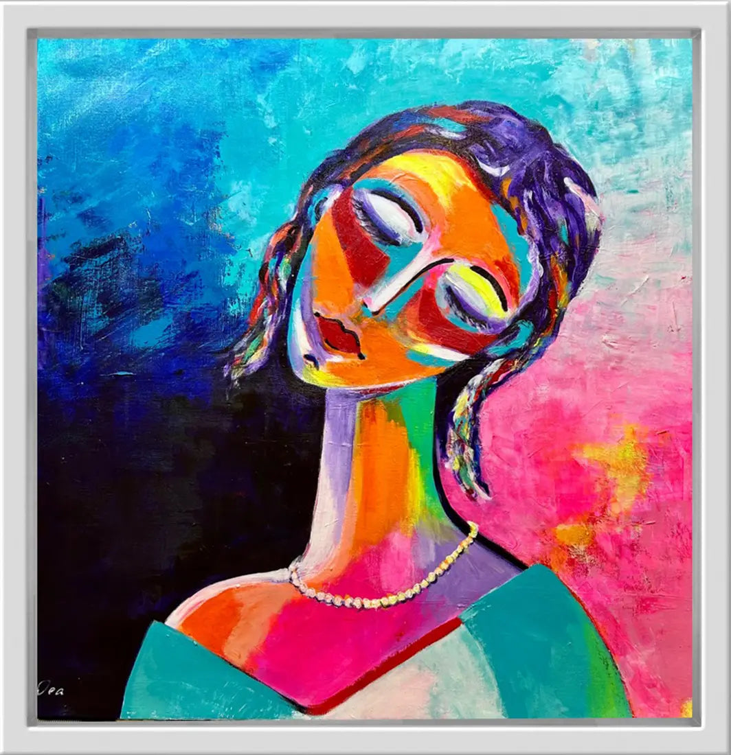 Expressionistisches Frauenporträt „Bella“ von Dea Theinert. Ölgemälde auf Leinwand (80x80 cm) in einem weißen Schattenfugenrahmen. Das Gesicht ist in leuchtenden Orange- und Rottönen mit geschlossenen Augen dargestellt, kontrastiert von einem tiefblauen Hintergrund.