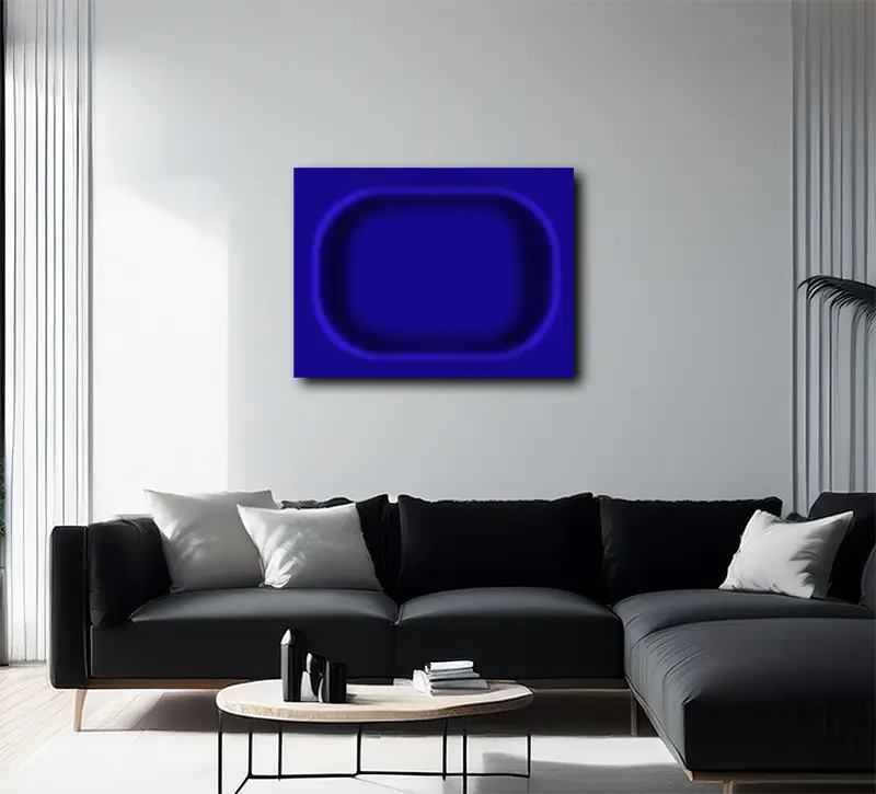 Ein Oval ist auf blauem Hintergrund zu sehen, es scheint dreidimensional aus dem Bild hervorzutreten. An einer weißen Wand hängend mit  schwarzem  Sofa