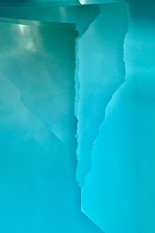 Abstraktes Foto das blaue und türkise Strukturen zeigt die durch Stoff fotografiert wurden. 