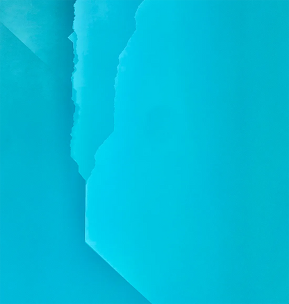 Abstraktes Foto das blaue und türkise Strukturen zeigt die durch Stoff fotografiert wurden, Detailansicht die an Gletscher erinnern. 