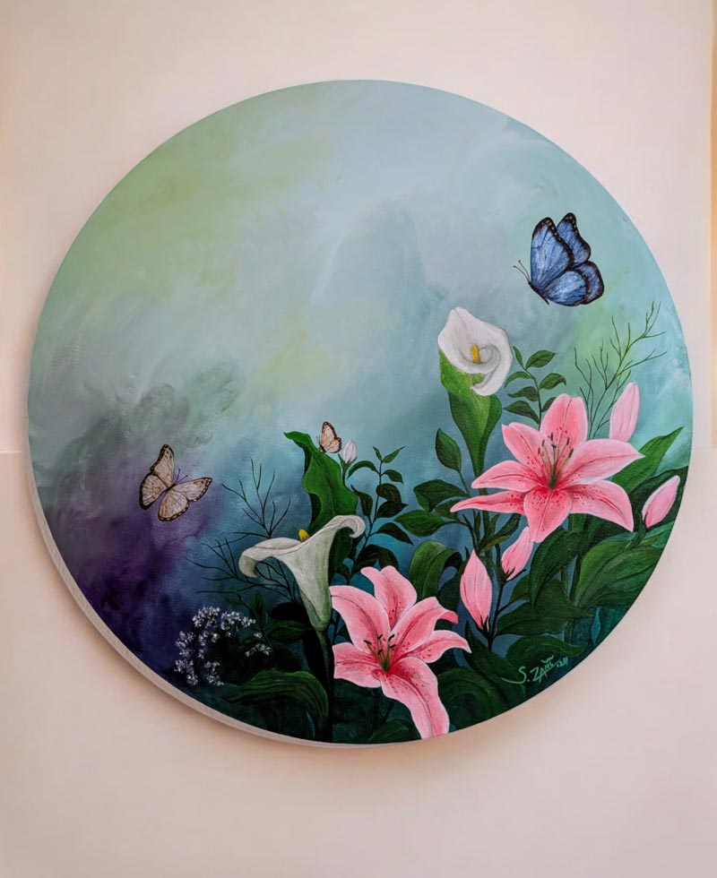 Das Acrylgemälde auf Leinwand "CallasandLilies" der Künstlerin Sara Schubert zeigt zwei Schmetterlinge, die über Lilien und Callas fliegen, Durchmesser 70cm