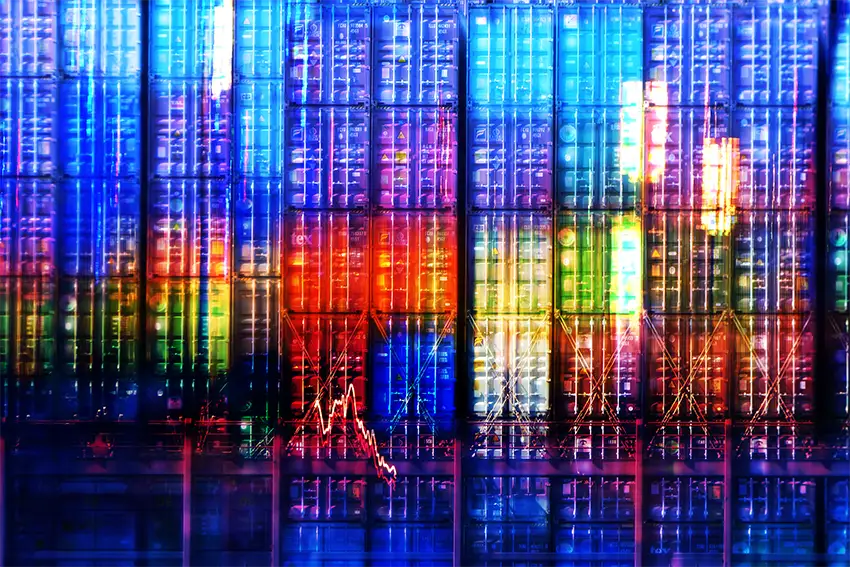 Gestapelte Container in verschiedenen Farben mit hellen Farbfeldern