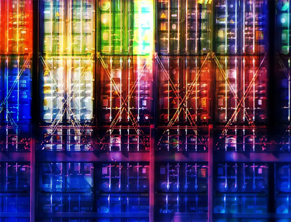 Gestapelte Container in verschiedenen Farben mit hellen Farbfeldern, Detailansicht einiger farbigen Container