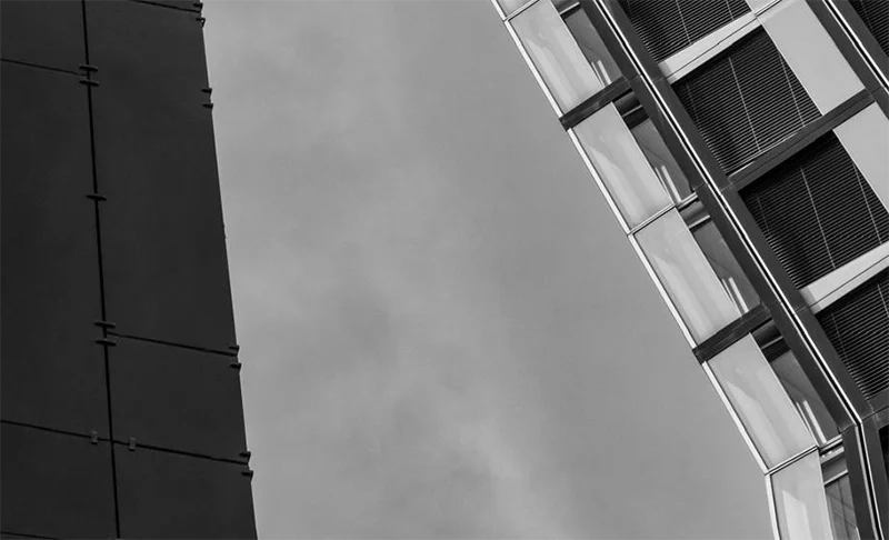 Die tanzenden Türme in Hamburg, nach links geneigt, rechts ein dunkles Gebäude, detailansicht links unten