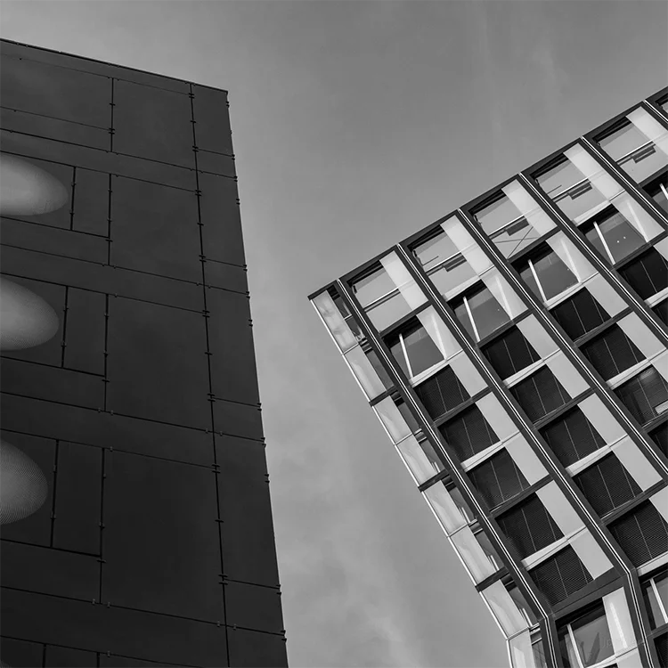 Die tanzenden Türme in Hamburg, nach links geneigt, rechts ein dunkles Gebäude