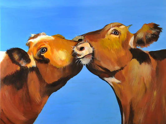 Der Kuss – Fineart Print von Christel Keller, 120x90 cm, zwei Rinder in inniger Szene, warme Erdtöne und leuchtendes Blau | Kunst-Direkt.de
