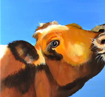 Detailaufnahme Der Kuss –  Begegnung zweier Rinder, leuchtendes Blau im Hintergrund, Christel Keller | Kunst-Direkt.de
