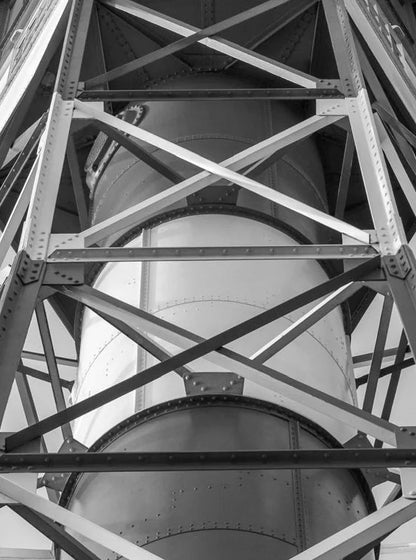 Schwarz-weiß foto eines  Leutchtturms an der Elbe, von unten gesehen, symetrischer Aufbau, Detaiansicht des unteren Abschnittes