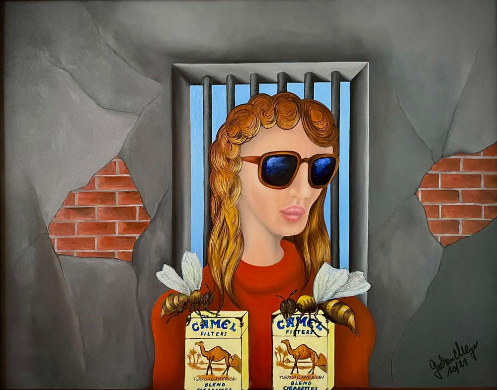 Person mit Sonnenbrille hinter zwei Paketen Camelzigaretten mit Bienen, surreales Ölgemälde auf HDF Platte, Jochen Meyer, 47 x 57 cm, Kunst-Direkt.de