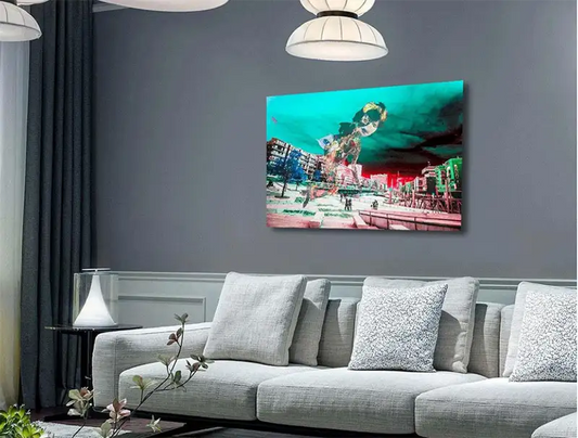Eine Phantasiegestalt geht durch die Hamburger Hafencity, claudia Tejeda Kunst kaufen, Hamburg, an einer hellen Wand hängend mit grauem Sofa