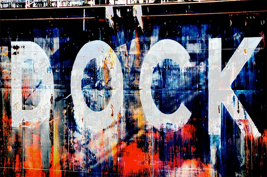 Der Schriftzug "DOCK" als Aufschrift auf einem Schwimmdock im Hamburger Hafen, industrielle marode Romantik